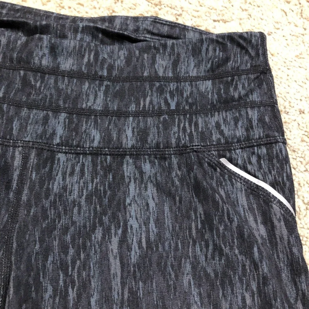 ATHLETA size M Reptile Relay Capri BLUE- GRAY BLACK 212405 Z22